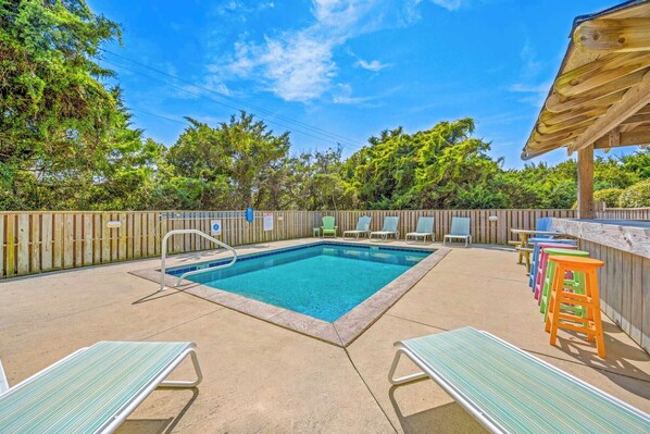 A swimming pool with a wooden deck, lounge chairs, and a wooden fence. - Oceanview Home w/ Private Pool, Hot Tub, and Elevator. Enjoy the HI View! (Rodanthe)