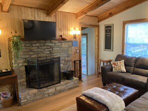 Smart-TV, peis, DVD-spiller og bøker