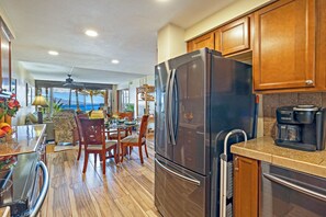 Frigorífico, microondas, horno y placa de cocina