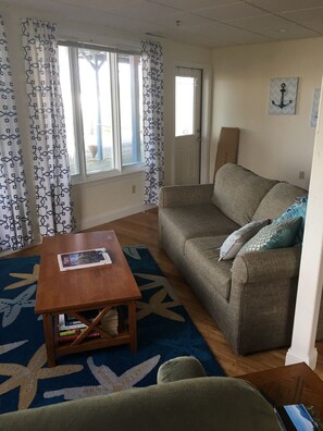 Smart-TV, DVD-Player, Bücher, Videothek