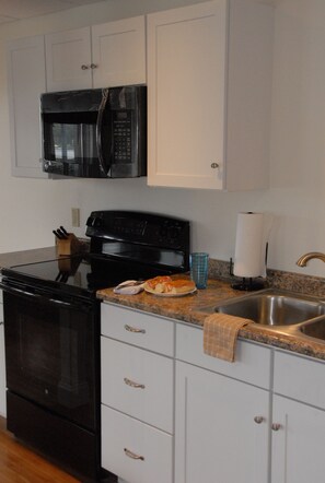 Jääkaappi, mikroaaltouuni, uuni, liesi