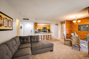 Smart TV, chimenea, libros y monitor de computadora 