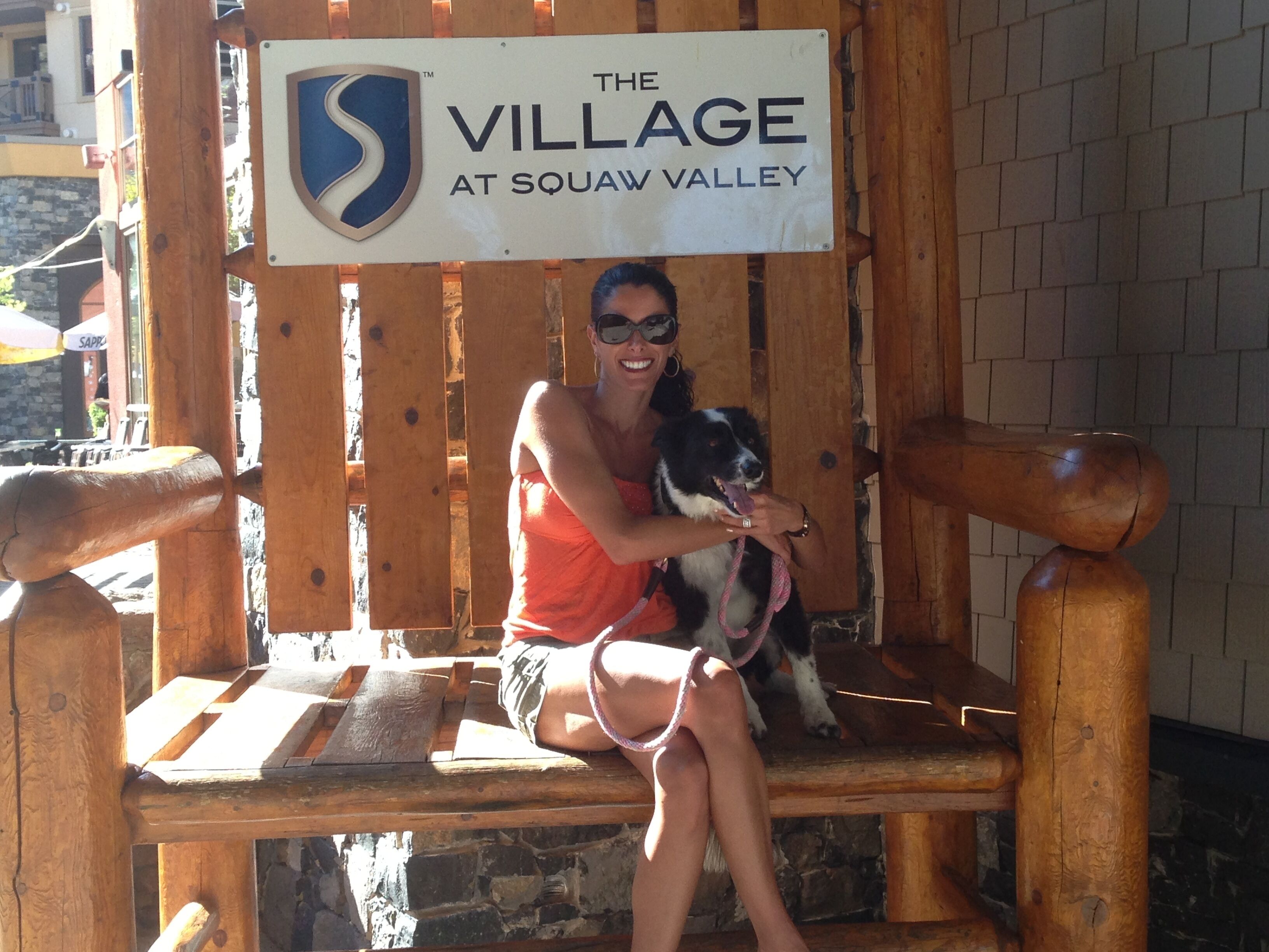 Une chaise en bois sur laquelle est fixée une plaque portant l’inscription : « The Village at Squaw Valley ».