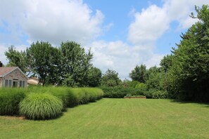 Property grounds - Fun, Family-friendly Home With A 20x40 Pool 12 Minutes From Hershey Attractions (Palmyra)