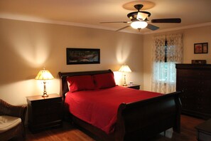 4 bedrooms, iron/ironing board, travel crib, free WiFi - Fun, Family-friendly Home With A 20x40 Pool 12 Minutes From Hershey Attractions (Palmyra)