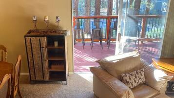 TV connectée, cheminée, lecteur de DVD, chaßne hi-fi