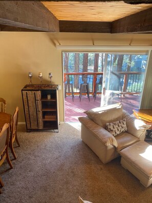 تلفزيون ذكي، مدفأة، مشغل دي في دي، ستيريو