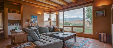 Smart TV, chimenea, libros y estéreo