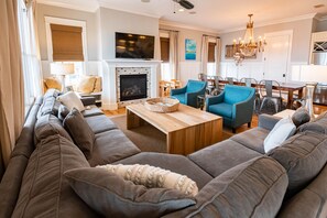 Smart TV, fireplace, stereo