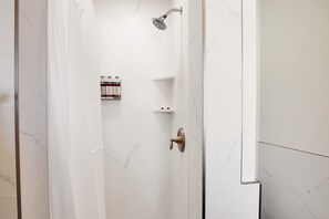 Chuveiro/banheira combinados, secador de cabelo, toalhas de banho 