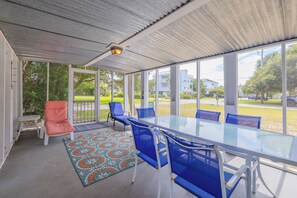 Dining - Just One Block to BEACH! Cute and comfortable beach home with Screened Porch! (Isle Of Palms)