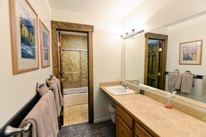 Ensemble douche/baignoire, sèche-cheveux, serviettes fournies, savon