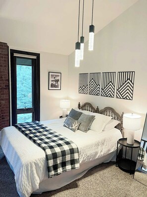 3 bedrooms, iron/ironing board, travel cot, free WiFi - 3 min walk to ski access! 2 Story chalet original to mountain! (Steamboat Springs)