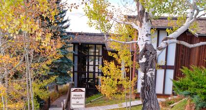 3 min walk to ski access! 2 Story chalet original to mountain!