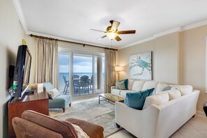 Een smart-tv, een dvd-speler, boeken en een filmbibliotheek