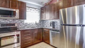 冰箱、微波炉、烤箱、炉灶