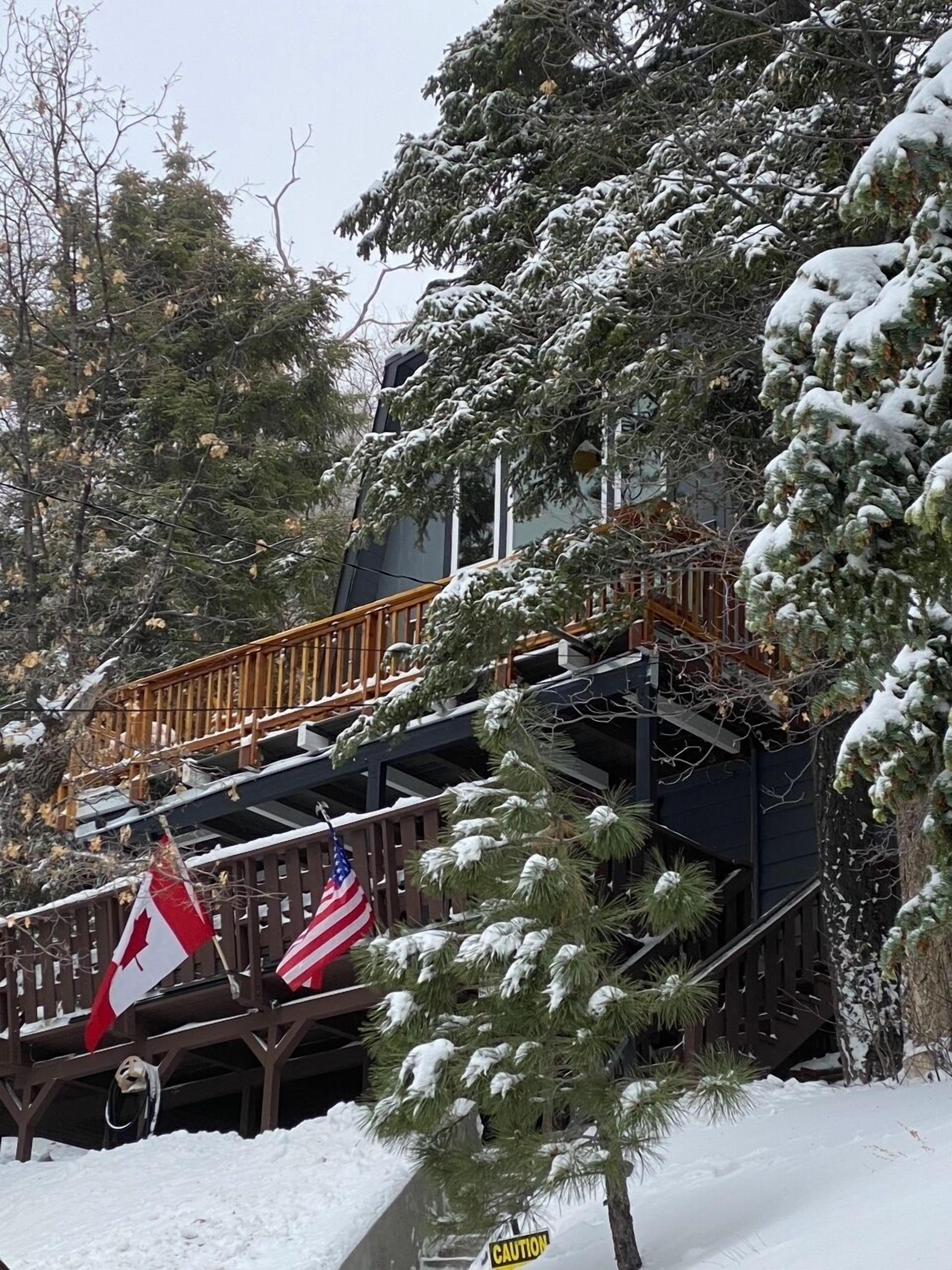 MOONRIDGE AREA Walk- Snowboard, CLEAN, 2 Decks, Central Heat, BBQ, SUREAL VIEWS!