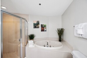 Badewanne, Haartrockner, Handtücher, Seife