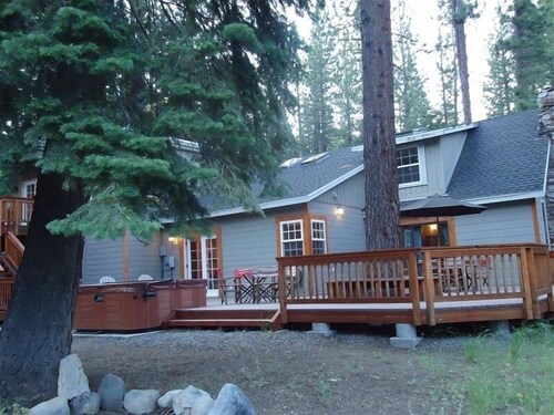  Great Mtn Cabin - Game Room, Hot Tub, Wi-Fi, Pets, Close to Beach/Eats/Hikes