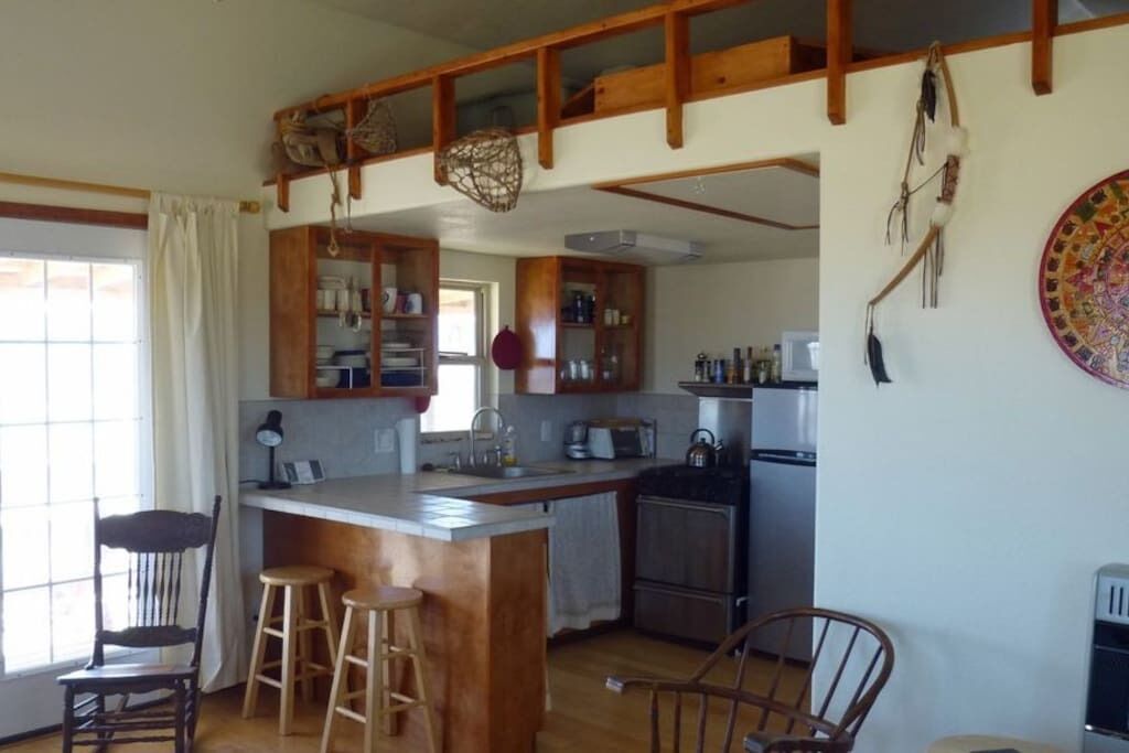 Réfrigérateur, four, plaque de cuisson, cafetière/bouilloire