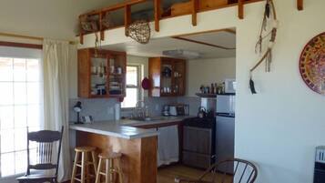 Réfrigérateur, four, plaque de cuisson, cafetière/bouilloire