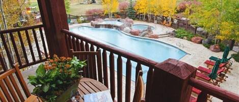 Alberca al aire libre y alberca climatizada