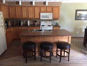 Fridge, microwave, oven, stovetop - Woodridge ski-in, 1st flr 4BD, 3.5BA Sleeps 13! BIG WEEK DAY & WEEKLY DISCOUNTS! (Champion)