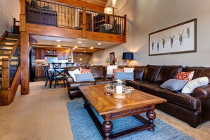 Televisión, chimenea, reproductor de DVD y libros 