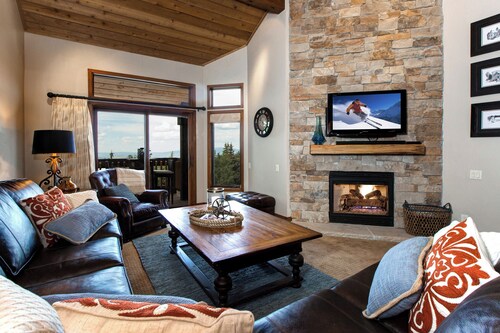 MID-MOUNTAIN - POOL, PRIVATE HOT TUB, EASY ACCESS TO SILVER LAKE VILLAGE/LIFT