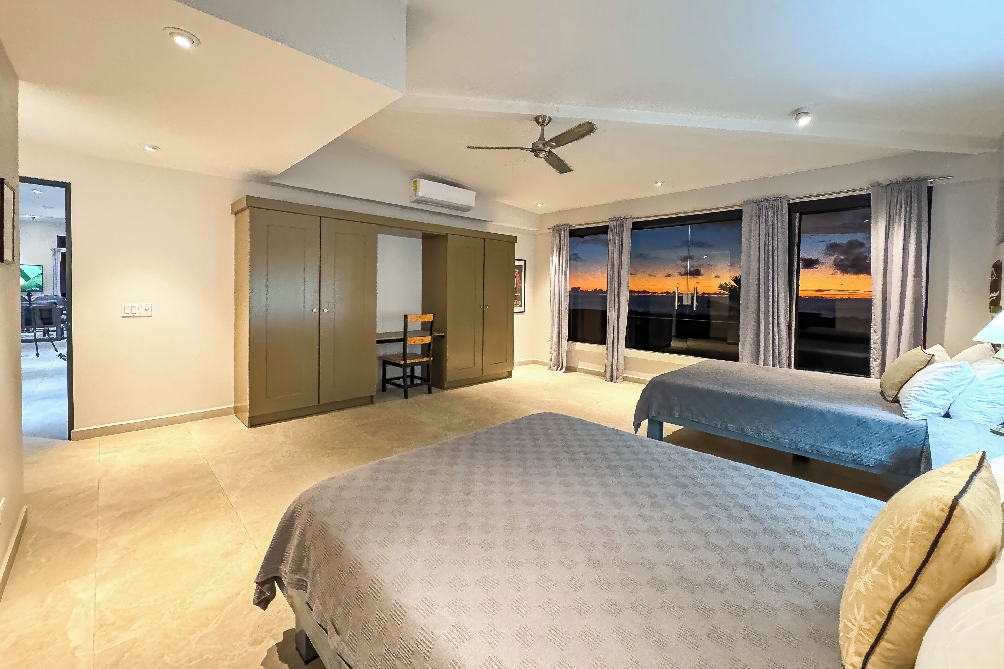 6 Schlafzimmer, Zimmersafe, Schreibtisch, Bügeleisen/Bügelbrett