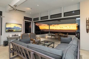 TV connectée, baby-foot, livres, médiathèque