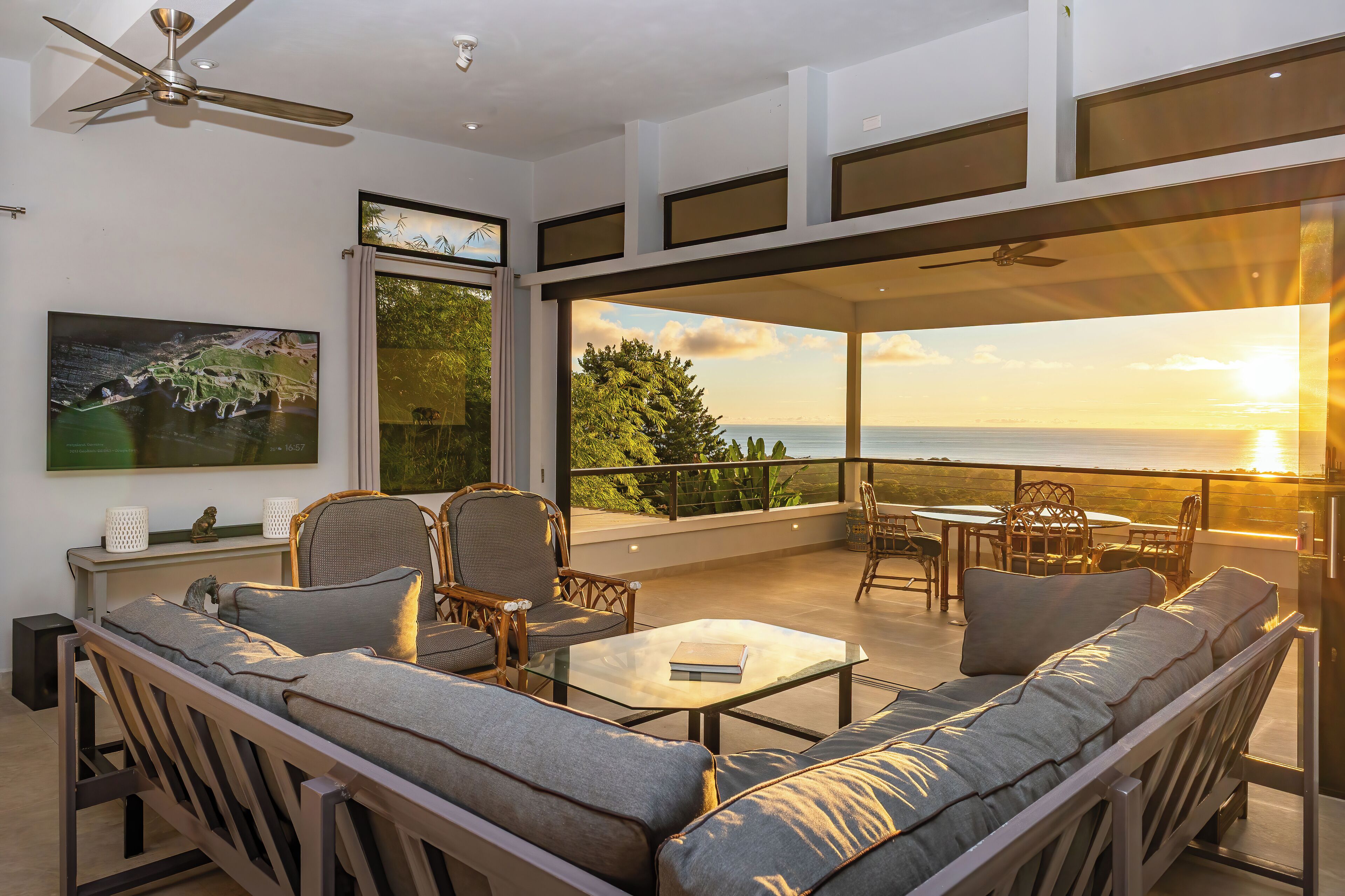 智能電視、足球機、書籍、音樂庫