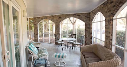 ** SUURET kesän alennukset!** Tilava, vanhempi perherantakoti w / oma uima-allas ja vain vaiheet rannalle! Great House Layout w / 2 olohuonetta!