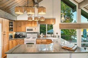 冰箱、微波炉、烤箱、炉灶