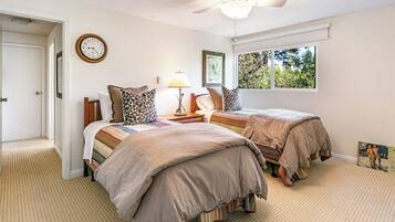 3 bedrooms, desk, iron/ironing board, travel crib