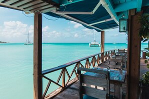 Outdoor dining - Two Bedroom Suite @ Caribbean Palm Village Resort (Noord)