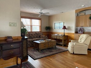 Fernseher, DVD-Player, Bücher, Videothek