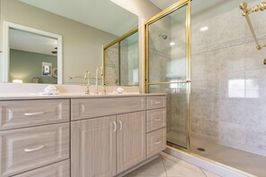 Duschwanne, Whirlpool, Haartrockner, Bidet