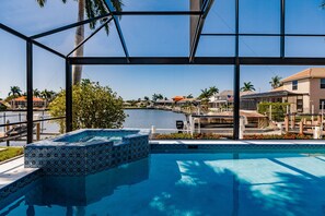 Una piscina con vistas a un puerto deportivo y edificios residenciales.