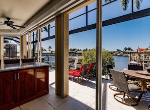 تناول الطعام بالخارج