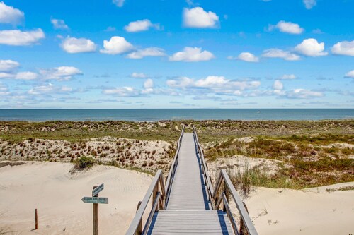 Pet Friendly | Summer Beach Home | Screened Porch | Quick Walk to the Beach