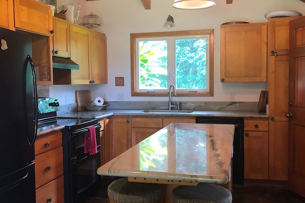 Coffee/tea maker, fridge, oven, stovetop