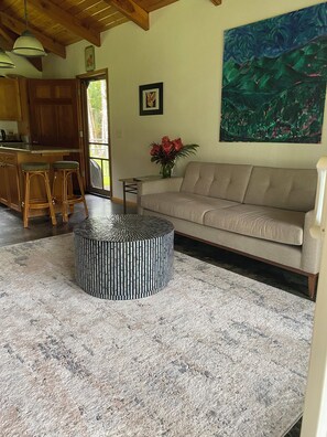 Smart TV, Netflix, DVD player, books - Special quiet, romantic, cozy home in a special place, Heavenly Hana. Lucky you! (Hāna)