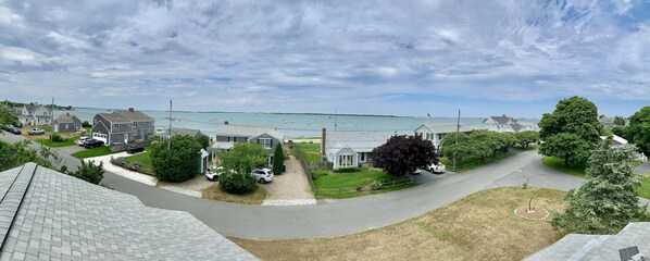 Ett bostadsområde med hus, en uppfart och utsikt över havet.