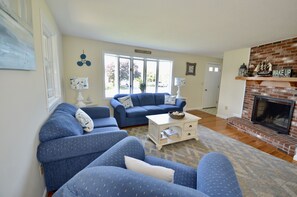 Smart TV, fireplace, DVD player, offices