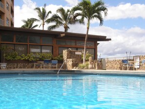 Outdoor pool, a heated pool - Menehune Shores 304: Stunning sunset views and just steps to the beach! (Kihei)