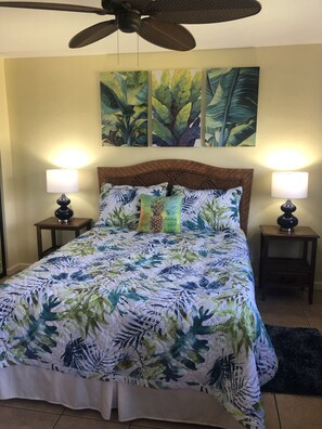2 bedrooms, iron/ironing board, free WiFi, bed sheets - Menehune Shores 304: Stunning sunset views and just steps to the beach! (Kihei)