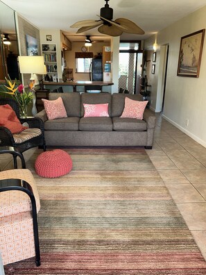 Smart TV, DVD player, books, video library - Menehune Shores 304: Stunning sunset views and just steps to the beach! (Kihei)