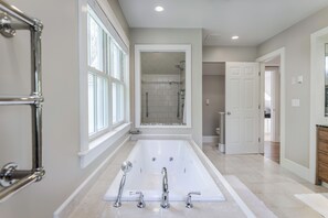 Combined shower/bathtub, jetted bath, hair dryer, towels