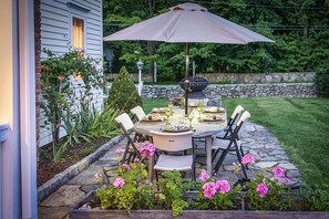 Outdoor dining - Elegant Country Estate with Equestrian Farm (Newtown)